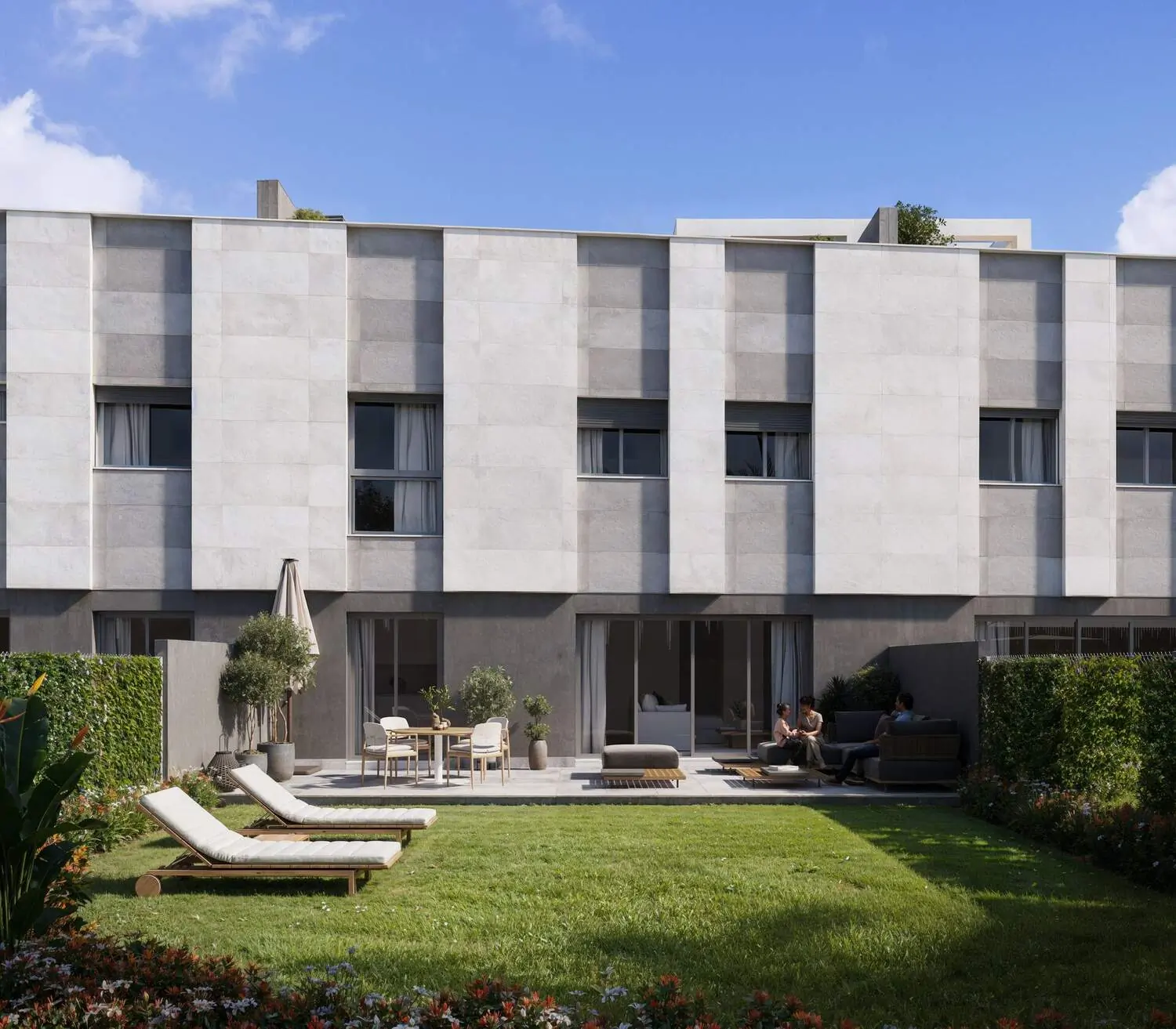 Fachada de edificio moderno con jardín privado, césped, tumbonas y zona de estar exterior