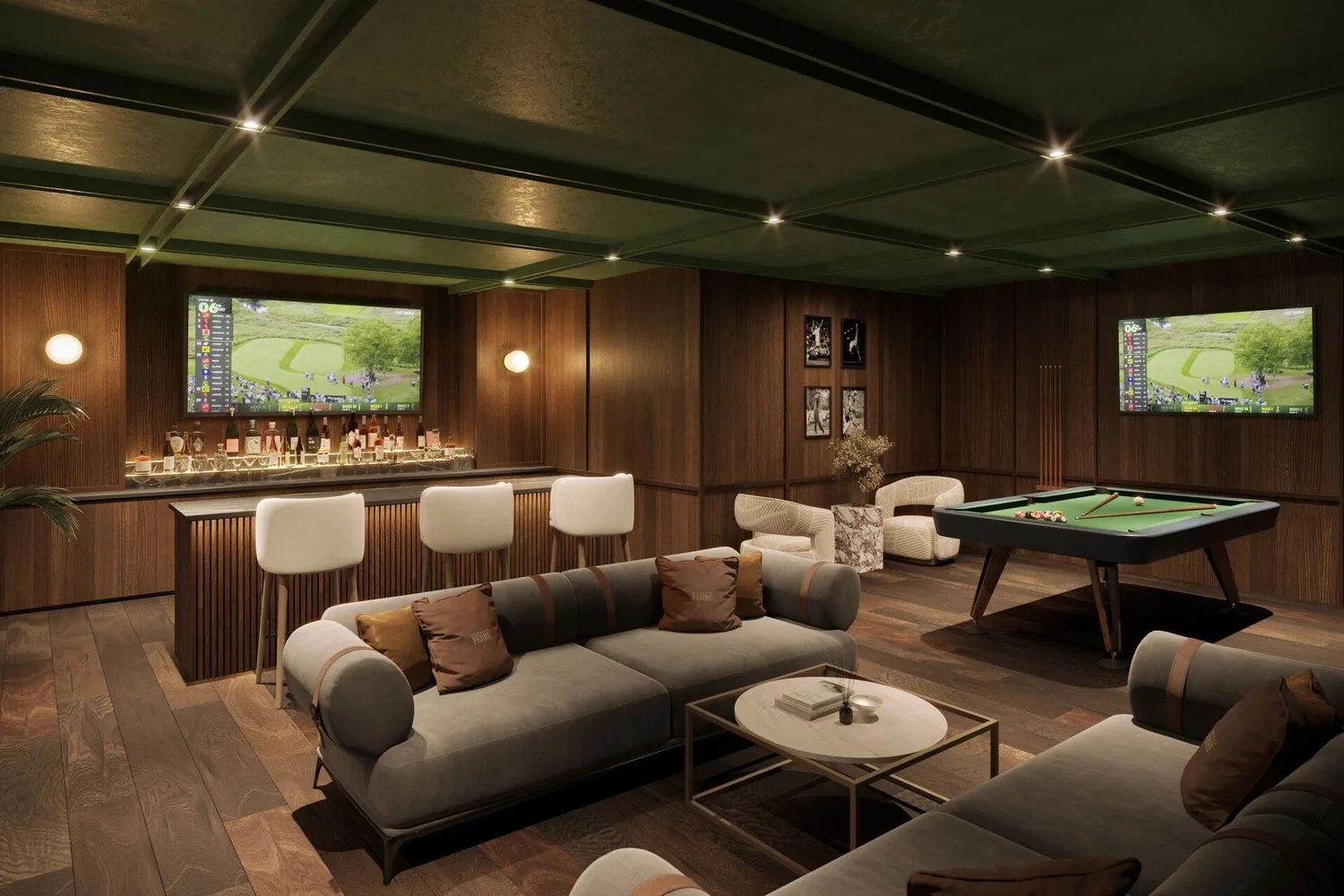 Sala de ocio con paredes de madera, barra de bar, sofás grises, mesa de billar y pantallas mostrando golf